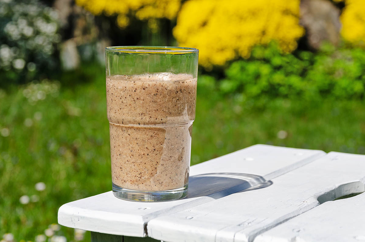 Sommergetränke Bananen Smoothie mit schwarzem Sesam