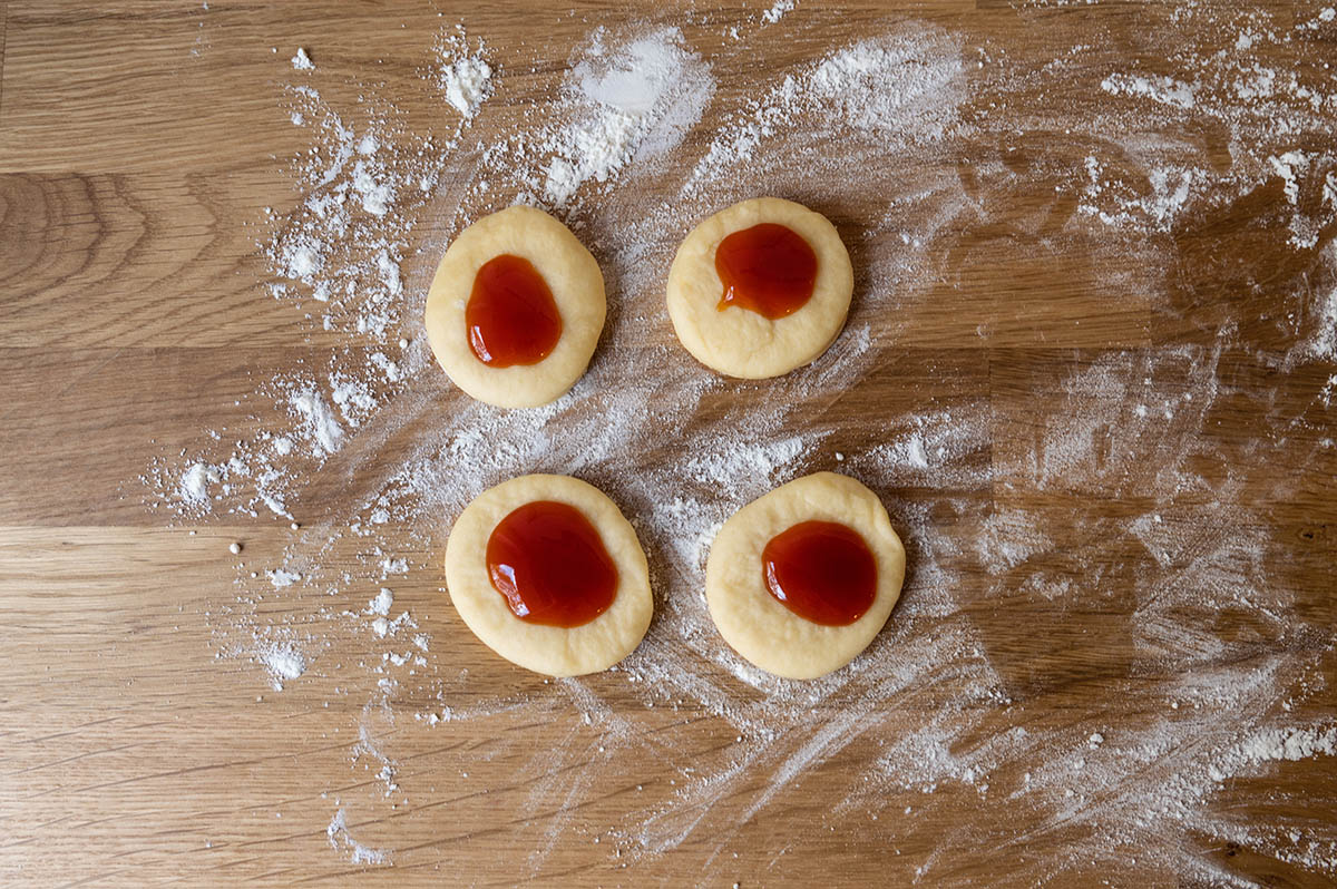 Krapfen vor dem Frittieren füllen