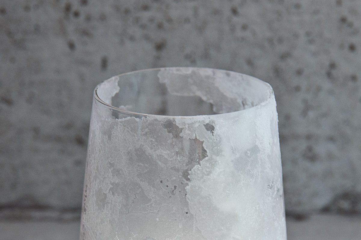 Nahaufnahme von Salzschicht, die bis an den Glasrand gewachsen ist.