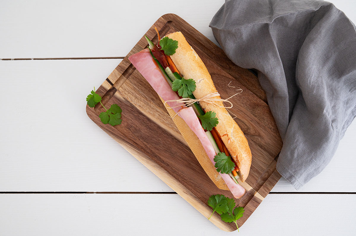 Obenansicht von einem banh mi sanwich auf Holzbrett.