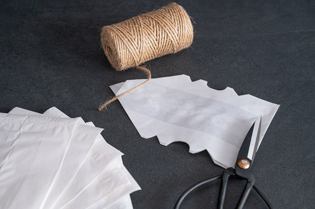 Nahaufnahme von den zusammengeklebten Papiertüten die in der Form eines Tannenbaums zugeschnitten sind.